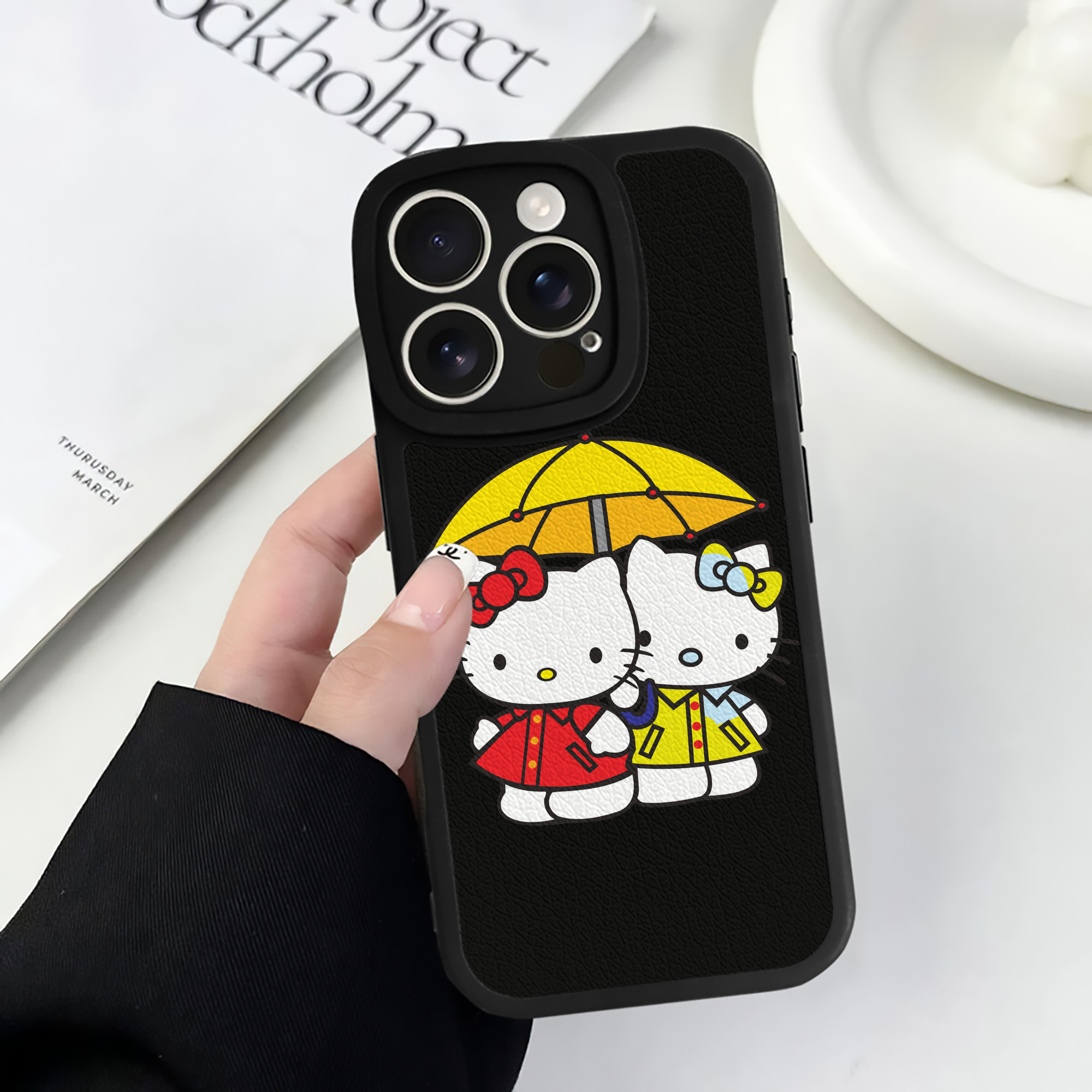 （画像用） Hello Kitty ハローキティ 【iPhone 16シリーズ対応】シリコンスマホケース（レザー調） 材質：シリコン